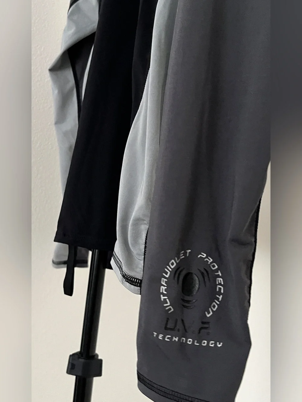 🌊 Classic Body Glove Long Sleeve Rash Guard | Black + Gray | Men’s/Unisex L